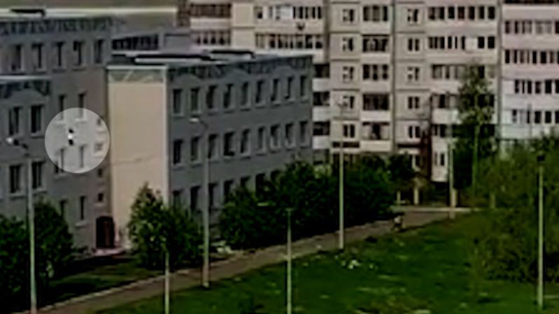Svědci natočili zoufalý pokus dětí uniknout střelbě v Kazani skokem z okna